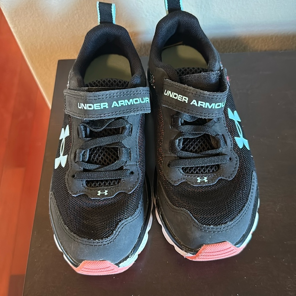 Girls under armor sneakers. Size one. Good use condition.
